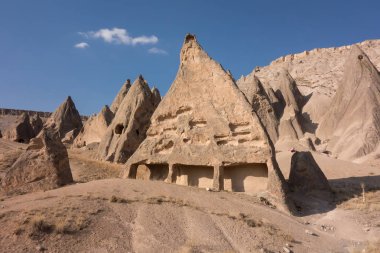 Kapadokya manzarası. Hindi. Volkanik tüy ve mağara yerleşiminden oluşan jeolojik bir oluşum. Goreme Merkez Anadolu 'daki Mağara Manastırı.