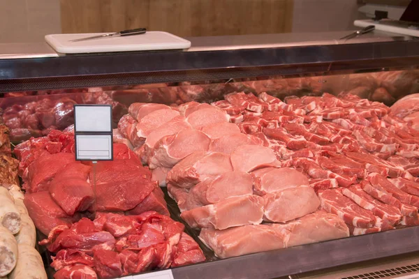 Várias carnes em um supermercado. Carne crua no talho — Fotografia de Stock