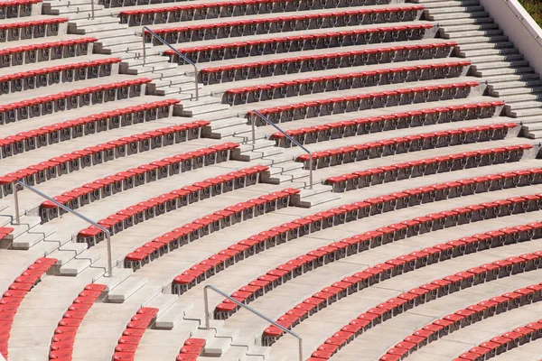 빈 플라스틱 빨간색 좌석 축구 경기장 또는 원형 극장에 — 스톡 사진