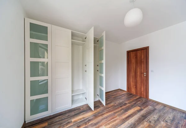 Gyönyörű modern ház, fehér szekrény (szekrény), fából készült padló üres szoba — Stock Fotó