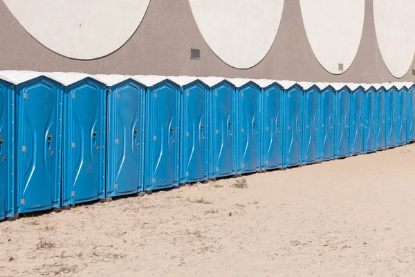 Ряд Синих Портативных Мобильных Туалетов — стоковое фото