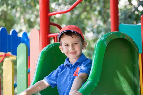 Маленький Мальчик Улыбается Детской Площадке Летом Веселитесь Горке — стоковое фото