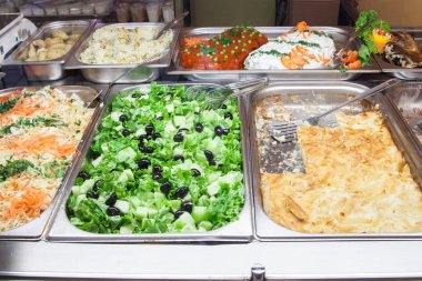 vitrinde hazır yemek.