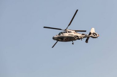 Askeri helikopter uçuyor.