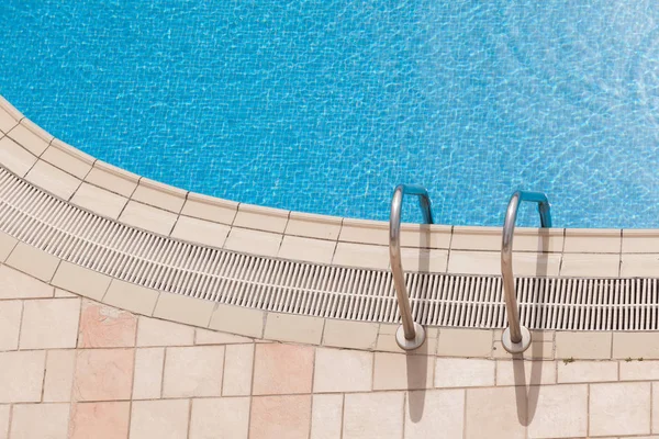 Rand des schönen Luxus-Swimmingpools mit Haltestangen Leiter. Ansicht von oben — Stockfoto