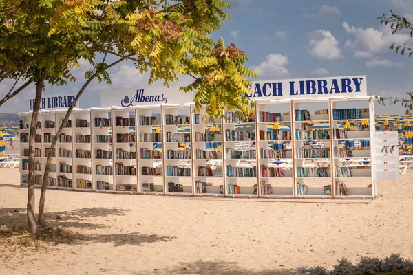 ALBENA, BULGARIA - SEPTEMBER 7, 2014 : Library on the beach in Albena. Luxury resort near Varna, Bulgaria — Stock Photo, Image