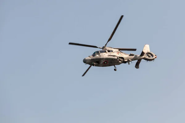 飛行中の軍用ヘリコプター — ストック写真