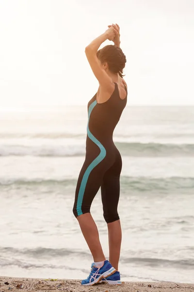 Fitness vrouw training op het strand, training. Concept sport gezonde levensstijl — Stockfoto