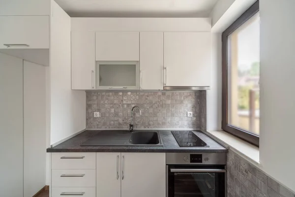 Nova cozinha branca moderna e vazia. Novo lar. Fotografia interior. — Fotografia de Stock