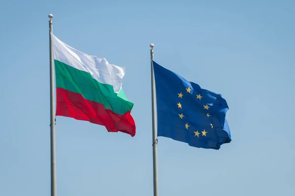欧州連合およびブルガリアのフラグです。2018 年 7 月 1 日にブルガリアが Eu 理事会の議長国が開始されます。 — ストック写真