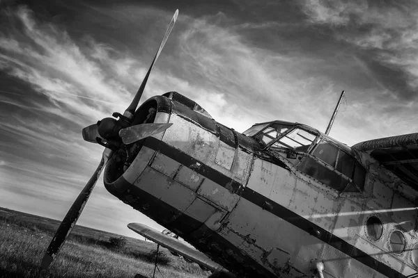 Avión viejo en el campo en blanco y negro — Foto de Stock
