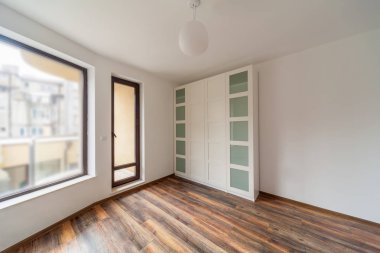 Güzel modern ev, beyaz gardrop (dolap), ahşap zemin ile boş oda