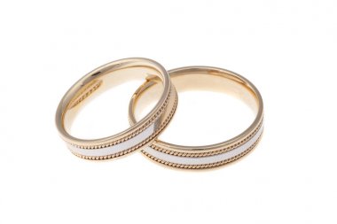 Altın alyanslar, beyazlar içinde izole.