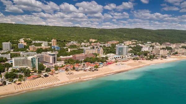 GOLDEN SANDS BEACH, VARNA, BULGARIA - 19 de mayo de 2017. Vista aérea de la playa y hoteles en Golden Sands, Zlatni Piasaci. Popular estación de verano cerca de Varna, Bulgaria —  Fotos de Stock