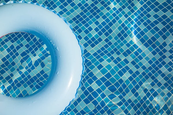 Blauer Pool schwimmt, Ring schwimmt in einem erfrischenden blauen Pool — Stockfoto