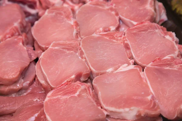 Крупный план мяса в супермаркете. Сырое мясо в мясной лавке — стоковое фото