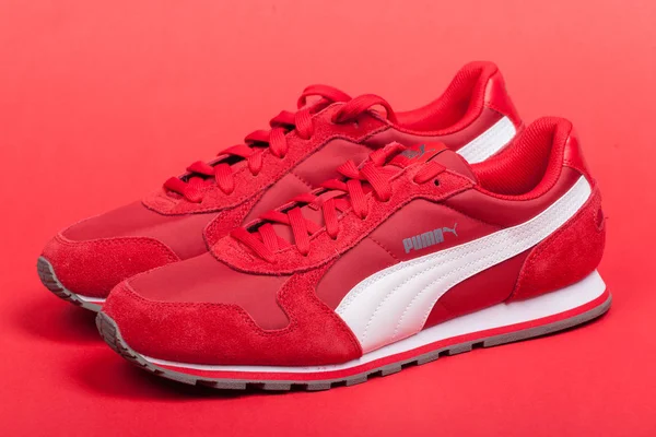 Warna, Bułgaria - 17 czerwca 2017 r. Red Puma sportowe buty na czerwonym tle. Puma, głównych niemieckiej firmy wielonarodowe. Zdjęcie produktu — Zdjęcie stockowe