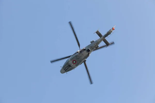 Militaire helikopter in vlucht — Stockfoto