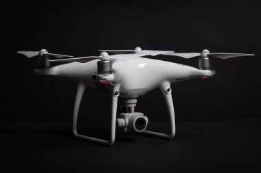 Varna, Bulgaristan - 9 Şubat 2017: quadcopter ile DJI indeks işlem Phantom 4 robot Pro + Studio siyah arka plan üzerine