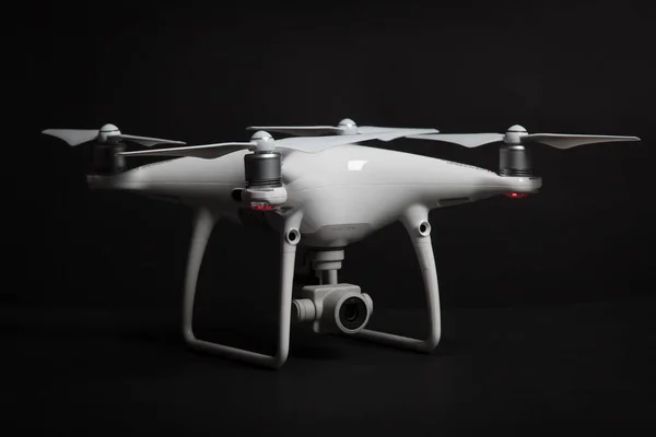 Varna, Bulgarie - 9 février 2017 : drone quadcopter Dji Phantom 4 PRO + en studio sur fond noir — Photo