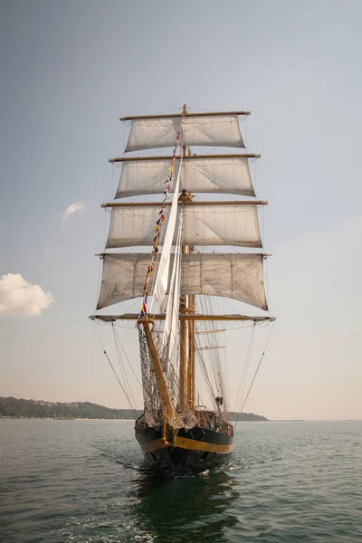 Old historical ship (yacht) with white sails, sailing in the sea — Stock Photo, Image