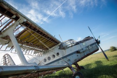 Sahada terk edilmiş eski bir uçak