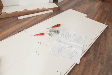 Mobilya parçaları ve mobilya montajı için araçlar yere..