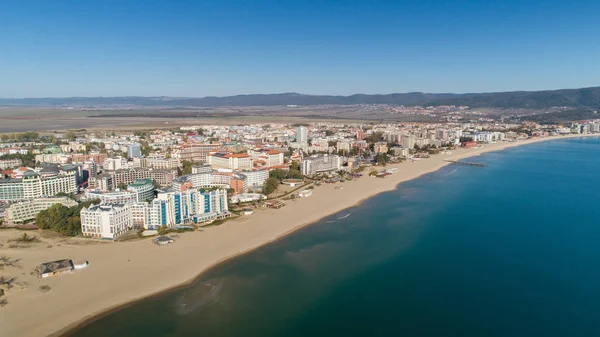 Vista aérea da praia e hotéis em Sunny Beach, Bulgária. Sunny Beach (Slanchev Bryag) é uma grande estância balnear na costa do Mar Negro da Bulgária, perto de Burgas — Fotografia de Stock