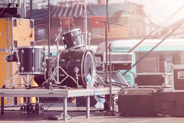 Prestaties podium met drums voor de show. Backstage vóór een concert — Stockfoto