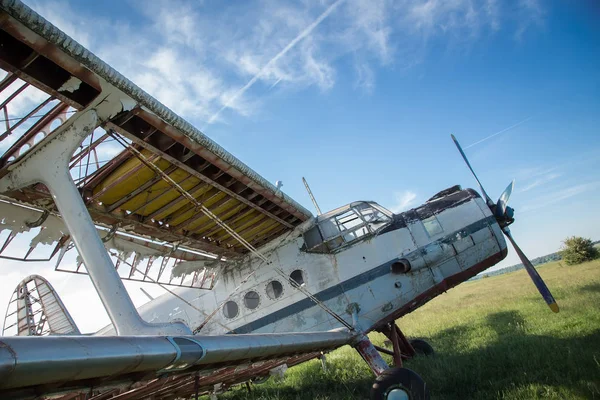 Abandoned old airplane on the field — Stock Photo, Image