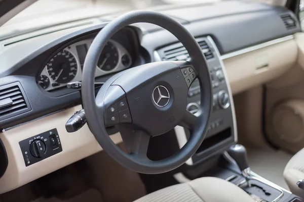 Varna, Bulgarije - 19 mei 2017: Het interieur van Mercedes, stuurwiel. Mercedes is een Duits bedrijf. Het merk staat bekend om de luxe voertuigen, bussen, touringcars en vrachtwagens. Het hoofdkwartier is gevestigd in Stutt — Stockfoto