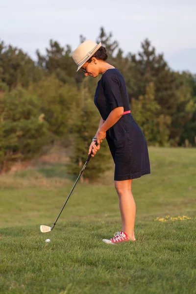 Mujer joven, amateur, jugando al golf — Foto de Stock