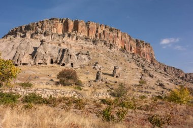 Kapadokya manzarası. Hindi. Volkanik tüy ve mağara yerleşiminden oluşan jeolojik bir oluşum. Goreme Merkez Anadolu 'daki Mağara Manastırı.