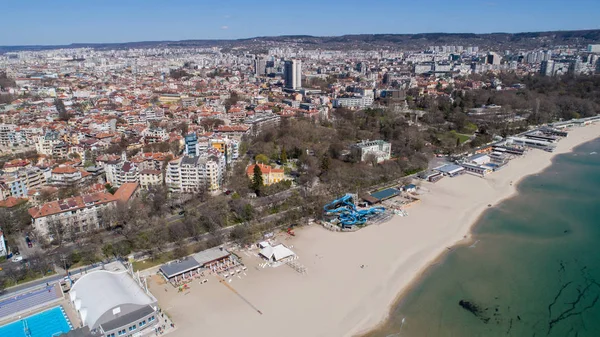 Vackra stadsbilden över Varna city, Bulgarien. Panorama Flygfoto. — Stockfoto