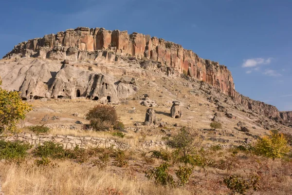Blick auf Kappadokien. Türkei. Eine geologische Formation, die aus vulkanischem Tuff mit Höhlenbewohnern besteht. Höhlenkloster in Goreme Zentralanatolien. — Stockfoto