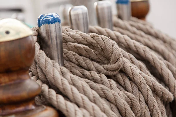 Nahaufnahme von Seilen auf altem Schiff, Segeln — Stockfoto