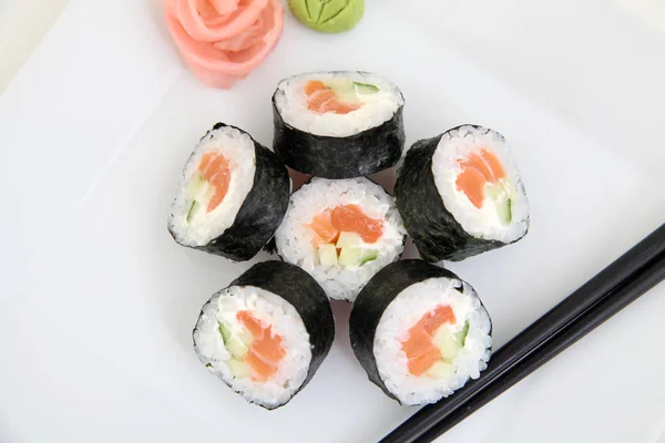 Futomaki, salmón. Rollos tradicionales de sushi japonés —  Fotos de Stock