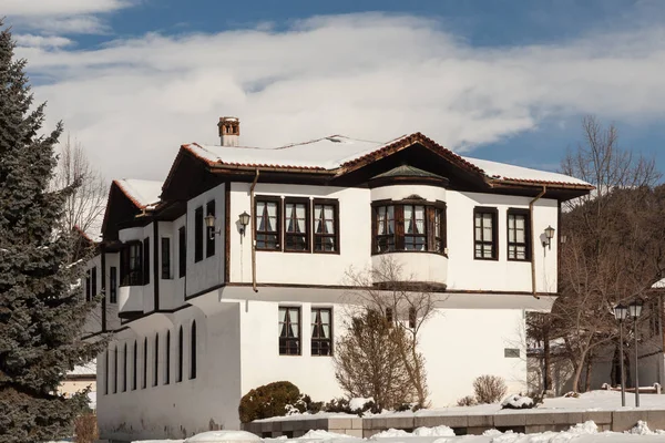 Antigua casa tradicional búlgara en Kalofer, Bulgaria — Foto de Stock