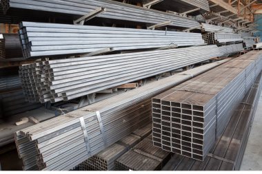Depoda farklı boyutlarda metal profiller var. 
