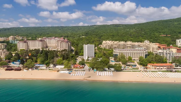 Widok z lotu ptaka na plaży i hoteli w mieście Złote Piaski, Zlatni Piasaci. Popularnego kurortu w pobliżu Warna, Bułgaria — Zdjęcie stockowe