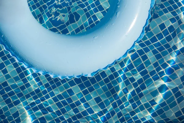 Blue pool float, ring floating in a refreshing blue swimming pool — Stock Photo, Image