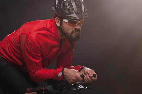 Ciclista con chaqueta roja montando la moto. Concepto de deporte extremo . — Foto de Stock