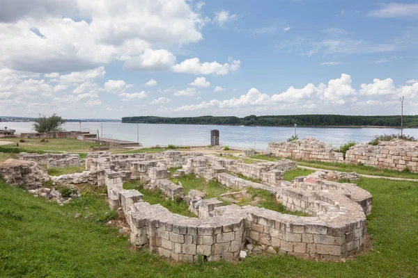 Ruïnes van middeleeuwse Bulgaarse kerk in Silistra, Bulgarije. Silistra is een grote culturele, industriële, het transport en het educatief centrum van het noordoosten van Bulgarije. — Stockfoto