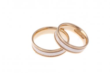 Altın alyanslar, beyazlar içinde izole.