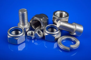 Somunlar mavi zemin üzerine. Sanayi veya inşaat kavramı