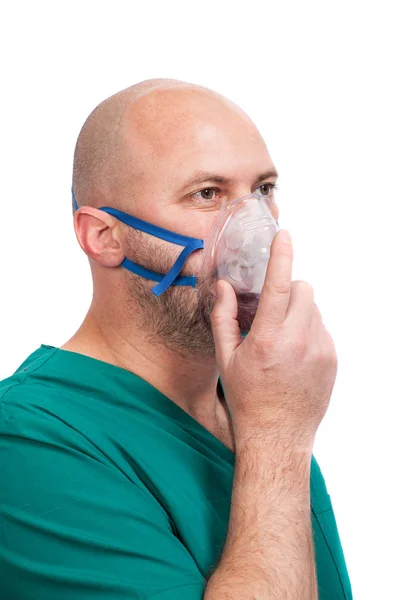 Bardzo Chory Człowiek Robi Drogi Oddechowe Poprzez Maskę Tlenową Szpital — Zdjęcie stockowe