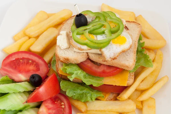 Club Sandwich Een Wit Bord Met Frietjes Groenten — Stockfoto