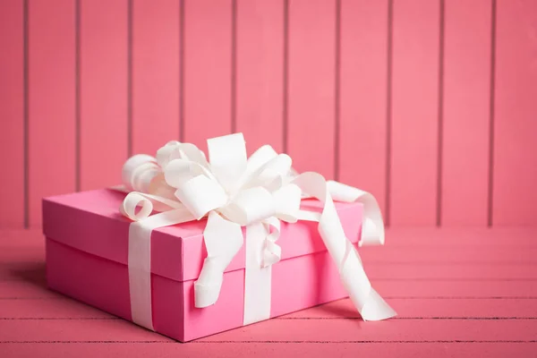 Розовый Подарочная Коробка Белой Лентой Лук Розовом Фоне — стоковое фото