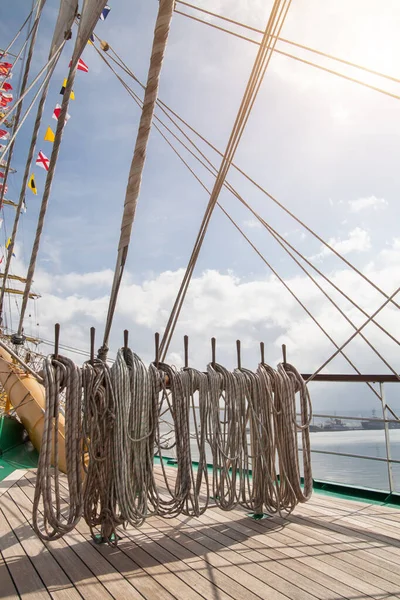 Seile auf einem alten Schiff, Segeln — Stockfoto