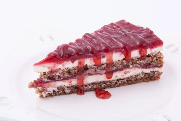 Rebanada de pastel casero fresco y delicioso con salsa de fresas — Foto de Stock